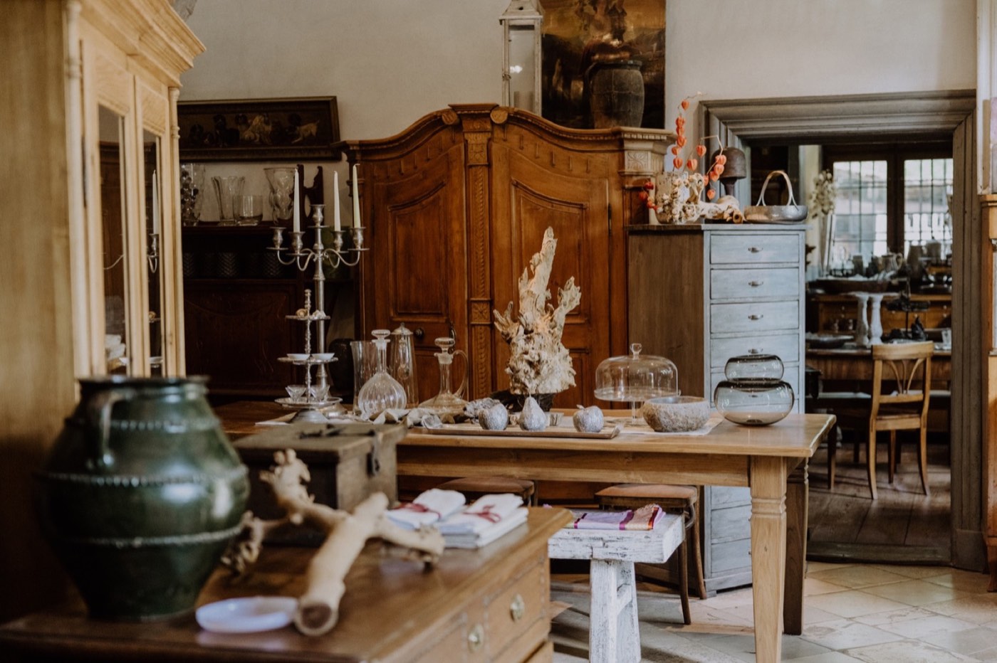 Mehrere historische Leuchten und Kronleuchter im Verkaufsraum