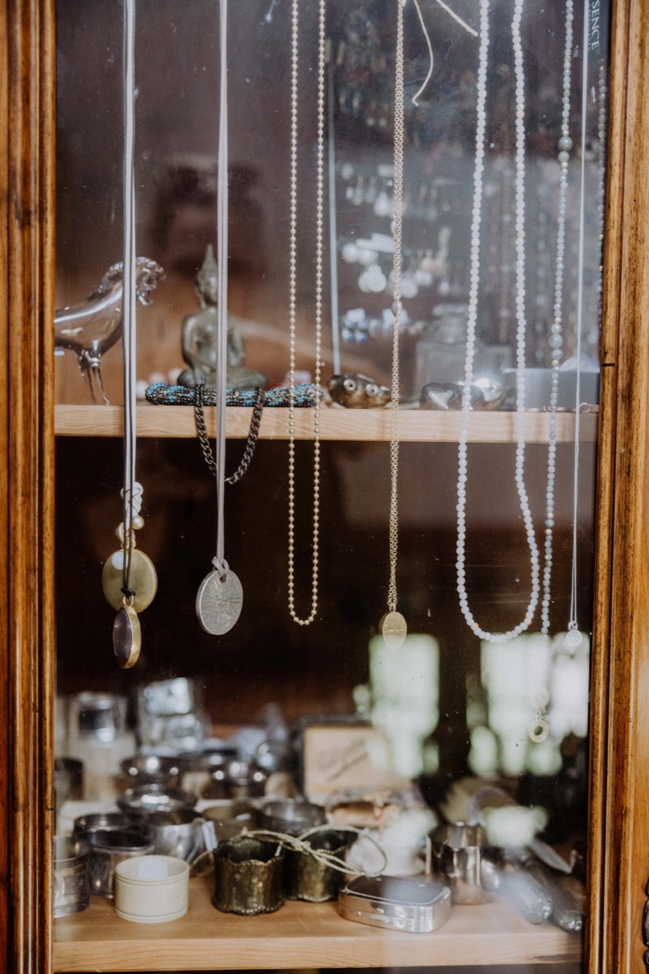 Schmuck und Accessoires in einer Vitrine