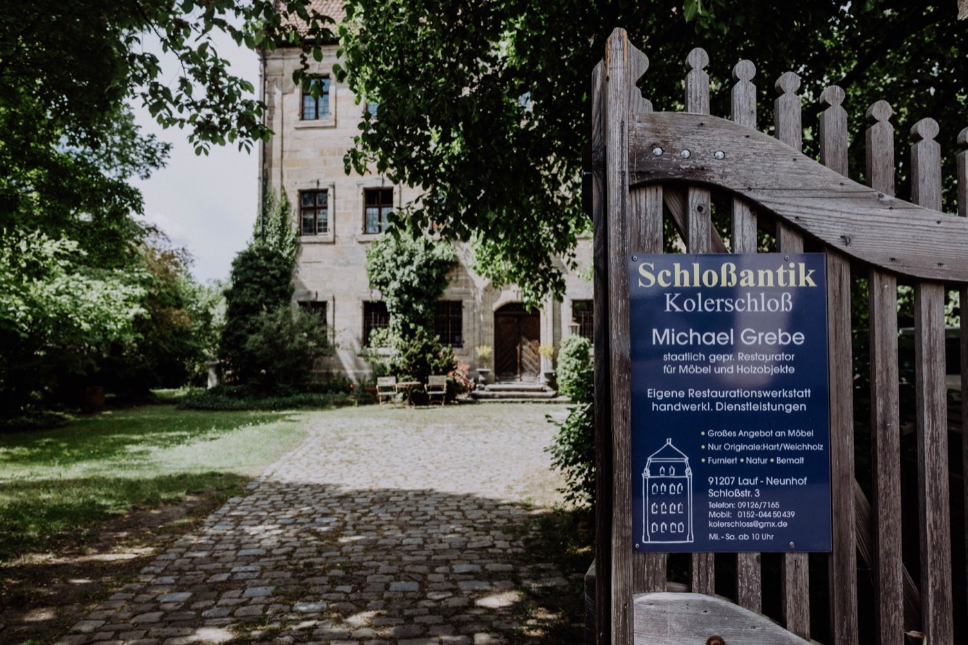 Blick durch das Eingangstor auf das Kolerschloss